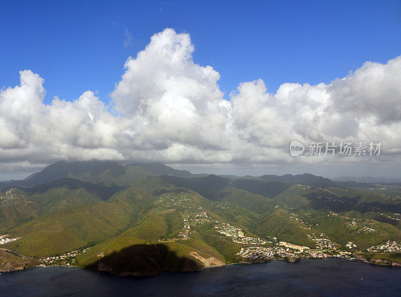 空中的Pitons du Carbet(海边的Fond Boucher和case - pilte)，马提尼克岛